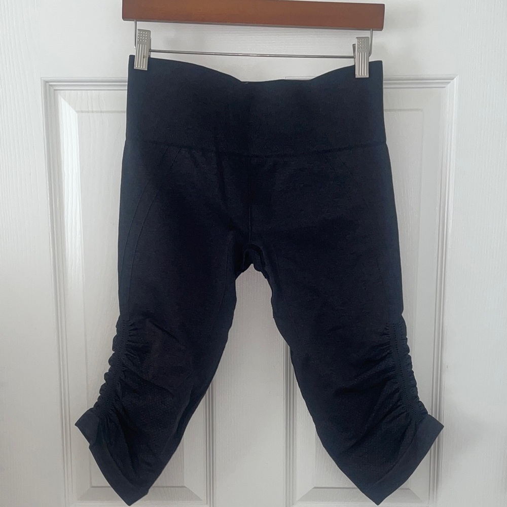 Lululemon In The Flow Crop II Size 8 Light Compression for All Workouts Grey